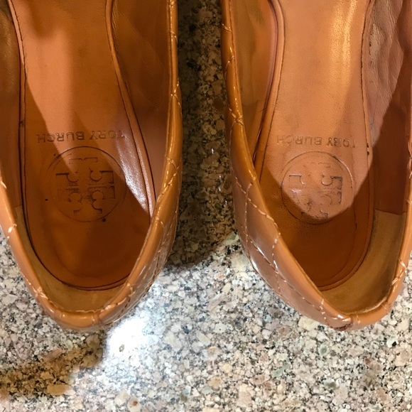 Tory Burch Quinn nude quilted patent ballet flat - Picture 2 of 5